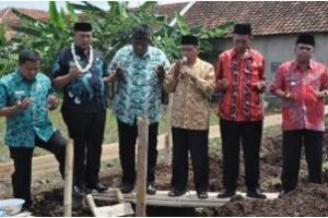 bupati dan pimpinan MTsN Miftahul Jannah berdo'a 